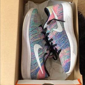 WOMENS NIKE LUNAREPIC LOW FLYKNIT